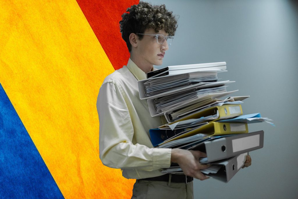 „Fără Hârtie”: O Inițiativă Guvernamentală Promite Simplificarea Birocrației Guvernul României lansează platforma „Fără Hârtie”, un proiect menit să simplifice interacțiunea cetățenilor cu instituțiile statului, conform datelor disponibile