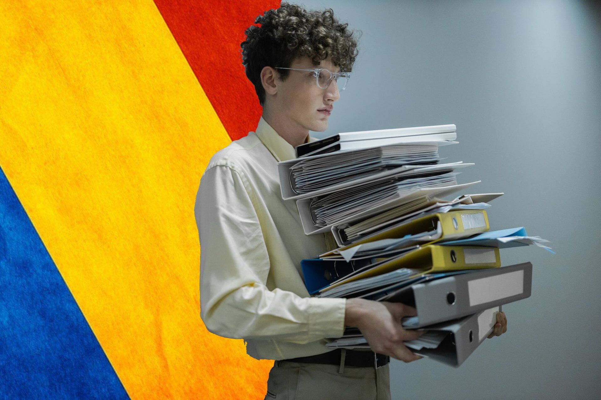 „Fără Hârtie”: O Inițiativă Guvernamentală Promite Simplificarea Birocrației Guvernul României lansează platforma „Fără Hârtie”, un proiect menit să simplifice interacțiunea cetățenilor cu instituțiile statului, conform datelor disponibile