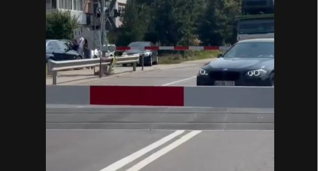 Amenzi masive pentru șoferii care ignoră trecerile de cale ferată Polițiștii rutieri au intensificat controalele și au aplicat sute de amenzi în urma unei acțiuni ample menită să reducă numărul accidentelor rutiere la trecerile la nivel cu calea ferată