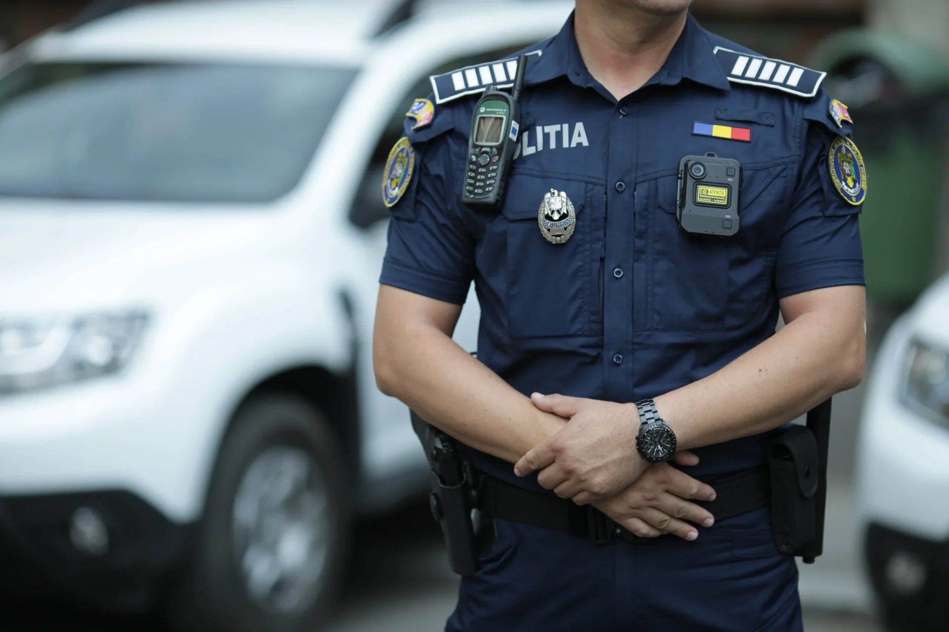 Bodycam: Ochiul poliției pe străzi și în locuințe – Cum funcționează și ce protecție oferă Interacțiunile cu poliția în România sunt din ce în ce mai des înregistrate