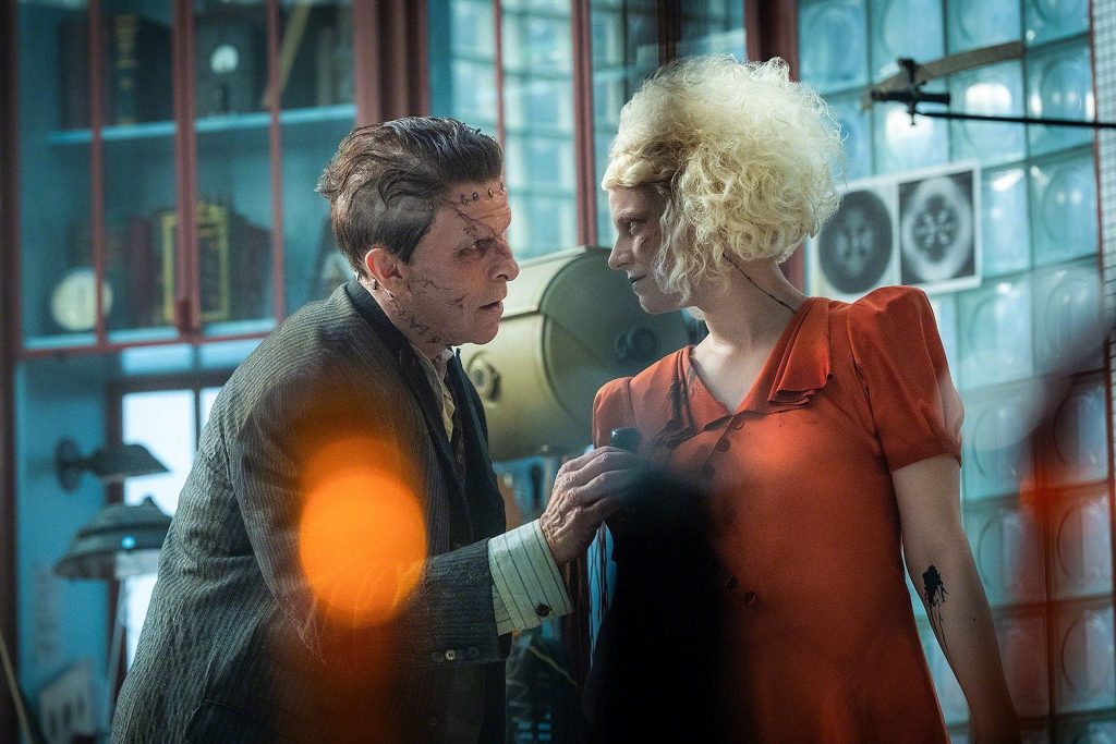 „Bride!” – Un film cu potențial risipit, salvat de o interpretare memorabilă Noul film „Bride!”, cu Jessie Buckley în rolul principal, divizează criticii