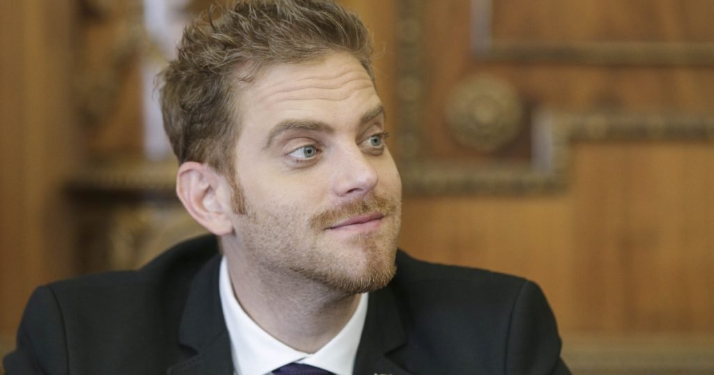 Ilan Laufer, fost ministru, implicat într-un accident cu trotineta electrică în București Fostul ministru pentru Mediul de Afaceri, Ilan Laufer, și gemenii săi în vârstă de cinci ani au fost victimele unui accident rutier marți dimineața, în București