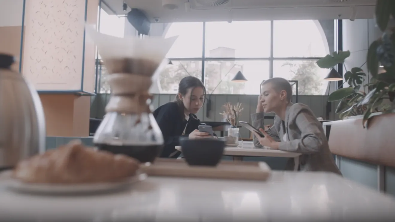 Cafeaua la filtru câștigă teren în România: Espresso, în umbră? În cafenelele de specialitate din România, o schimbare subtilă, dar tot mai vizibilă, pare să prindă contur: tot mai mulți clienți își îndreaptă atenția de la clasicul espresso către cafeaua preparată la filtru