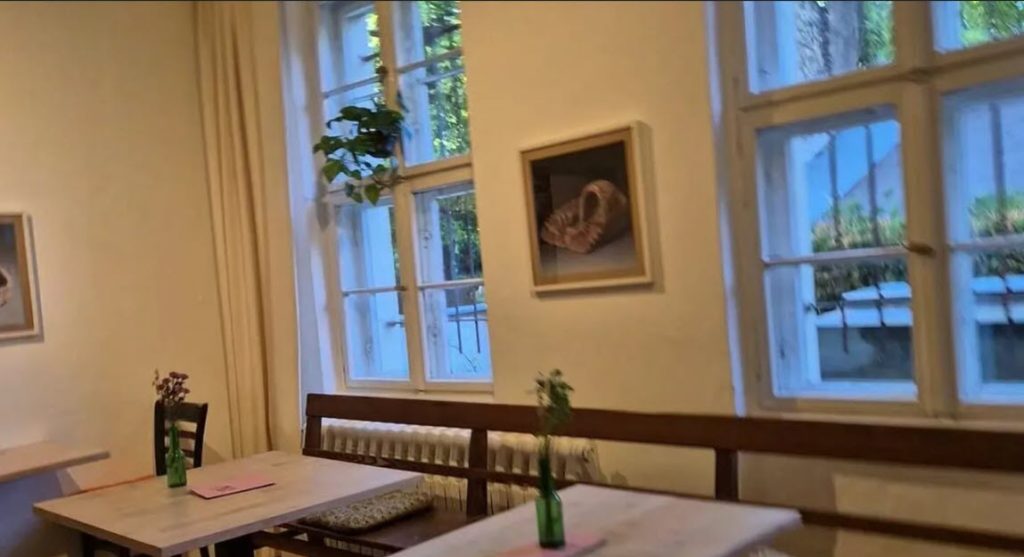 Cafenelele din cimitire, o tradiție neobișnuită în Berlin În inima Berlinului, o practică ieșită din tiparele obișnuite ale multor orașe europene capătă contur: cafenelele amplasate chiar în interiorul cimitirelor