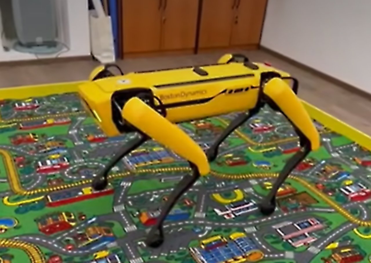 Un câine-robot de 100.000 de euro, botezat „Grivei”, este în curs de „dresaj” la o universitate din Iași, cu scopul de a deveni complet autonom