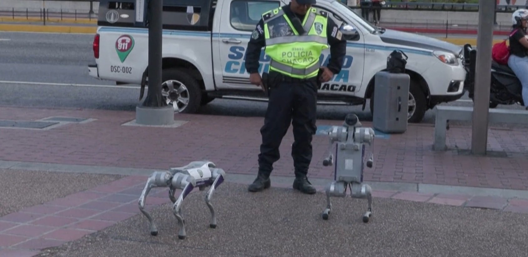Câini-robot patrulează străzile din Caracas: o abordare inovatoare a securității urbane Municipalitatea Chacao din Caracas, Venezuela, face un pas important în domeniul securității publice prin introducerea câinilor-robot în patrulele de stradă