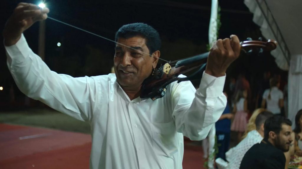 Caliu, violonistul legendar, a cărui carieră impresionantă se întinde pe zeci de ani, este subiectul unui nou documentar biografic, „Caliu: Nicidecum altceva, ce să fac altceva”
