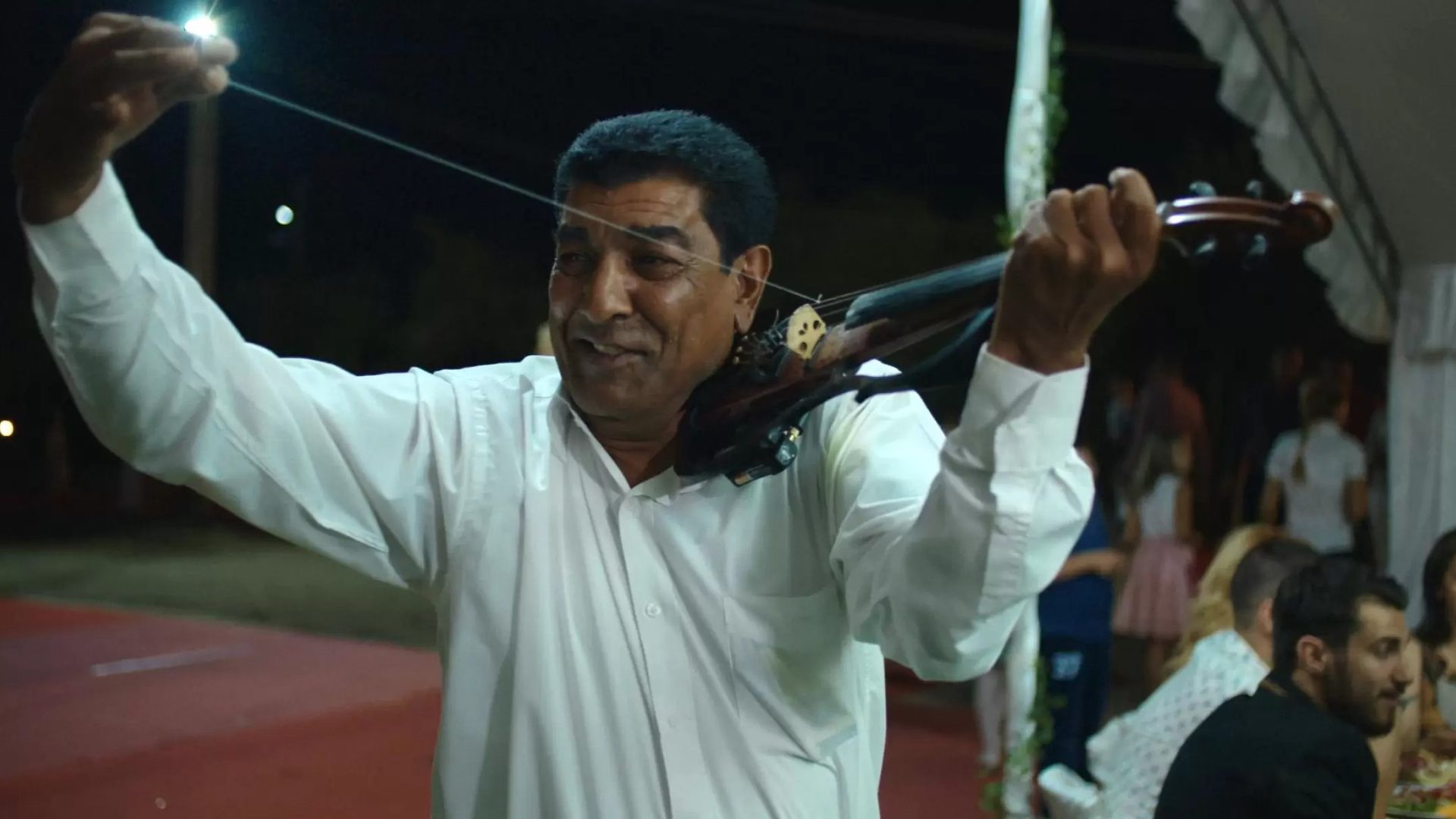 Caliu, violonistul legendar, a cărui carieră impresionantă se întinde pe zeci de ani, este subiectul unui nou documentar biografic, „Caliu: Nicidecum altceva, ce să fac altceva”