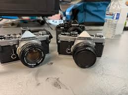 Fotografia analogică, un trend în plină ascensiune în rândul tinerilor Generația Z și tinerii mileniali redescoperă farmecul aparatelor foto analogice, o tendință care contrastează cu familiaritatea dispozitivelor digitale cu care au crescut