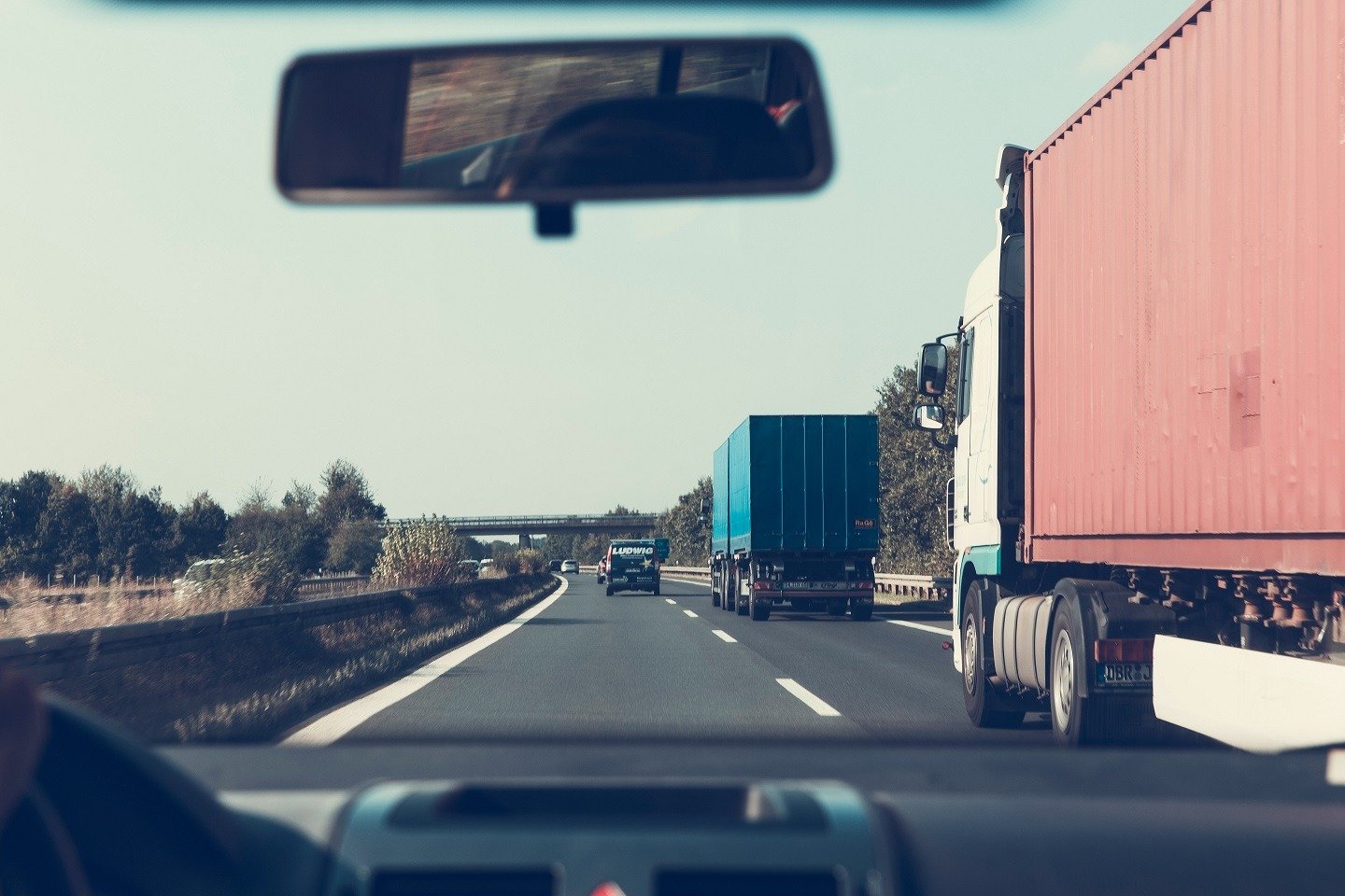 Controale ineficiente și evaziune la taxa pentru vehiculele grele în București Primarul Capitalei, Ciprian Ciucu, a semnalat o situație alarmantă în ceea ce privește respectarea taxei pentru accesul vehiculelor grele în zonele centrale și semicentrale ale Bucureștiului