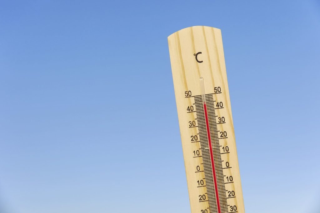 Caniculă în București: Temperaturile cresc, dar instabilitatea rămâne presentă la începutul lui iulie Bucureștenii se pregătesc de o lună iulie cu temperaturi ridicate, cu episoade de caniculă prognozate pentru a doua jumătate a perioadei