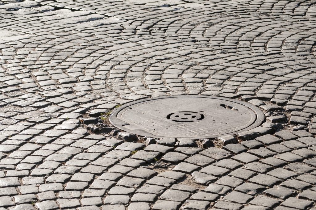Semnele misterioase de pe capacele de canalizare: ce înseamnă ele? Capacele de canalizare, prezente în fiecare oraș, ascund sub ele o lume subterană vitală pentru funcționarea infrastructurii