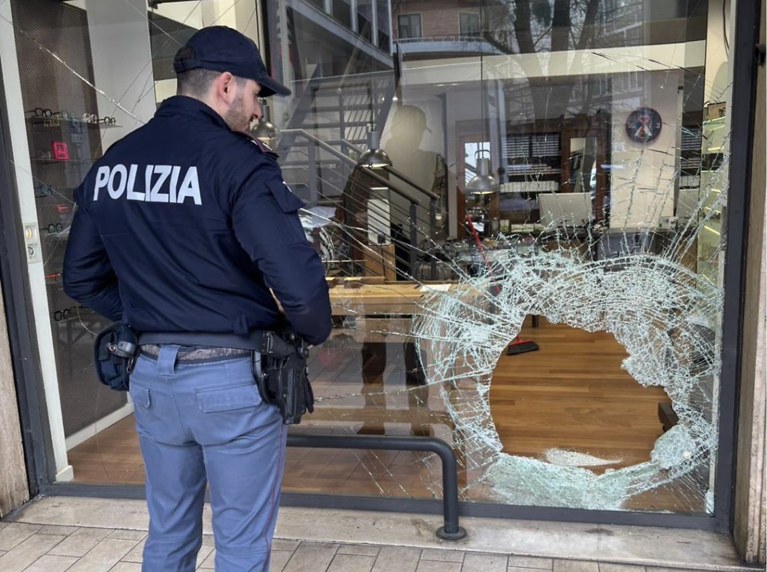 Grup infracțional specializat în spargerea magazinelor de optică, destructurat în Italia Poliția italiană a arestat, la Padova, un grup de cetățeni români suspectați de comiterea unor furturi din magazine de optică
