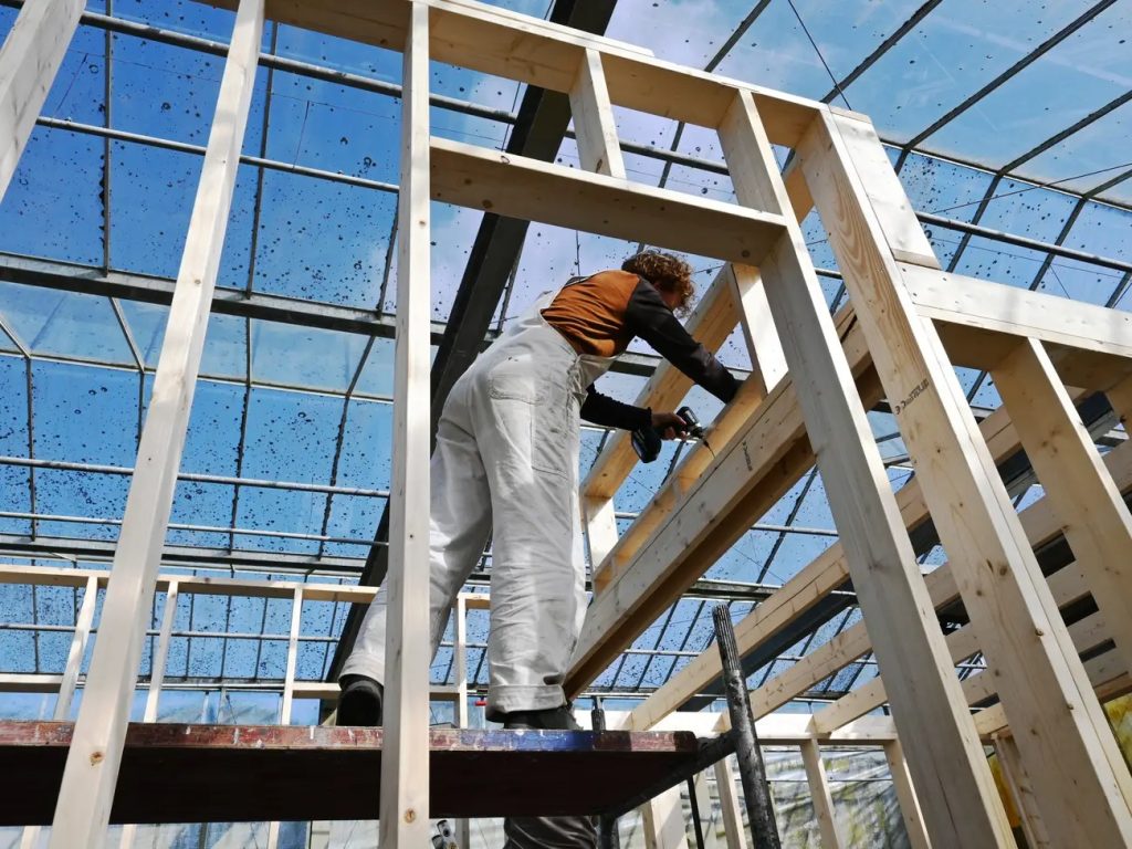 ChatGPT, asistent la construirea unei case: povestea unui cuplu din Olanda și lecțiile învățate Un cuplu din Olanda a construit o casă „tiny” cu ajutorul inteligenței artificiale (AI), demonstrând atât potențialul, cât și limitele acestei tehnologii în aplicări concrete