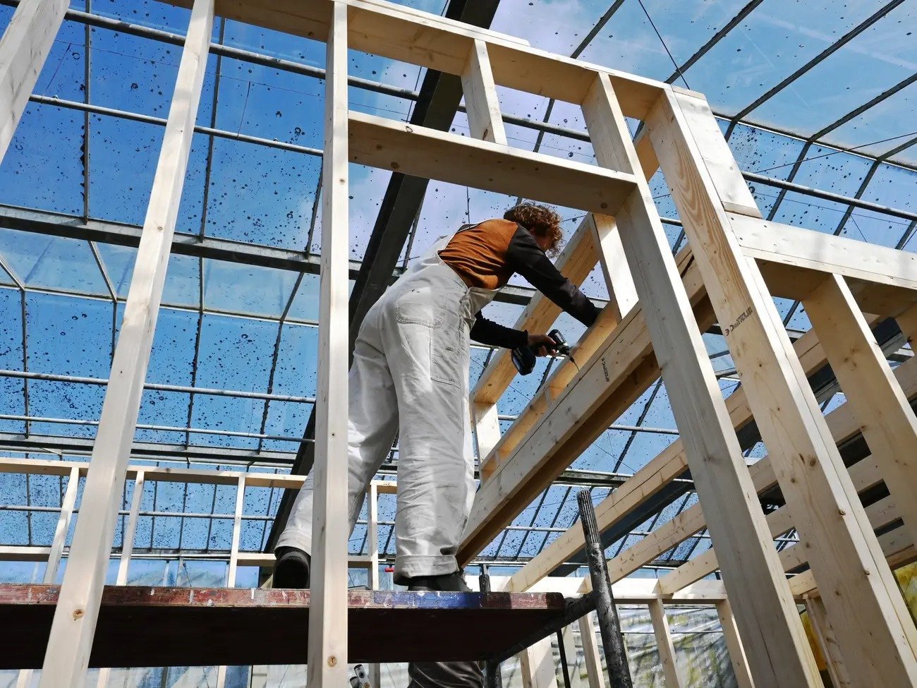 ChatGPT, asistent la construirea unei case: povestea unui cuplu din Olanda și lecțiile învățate Un cuplu din Olanda a construit o casă „tiny” cu ajutorul inteligenței artificiale (AI), demonstrând atât potențialul, cât și limitele acestei tehnologii în aplicări concrete
