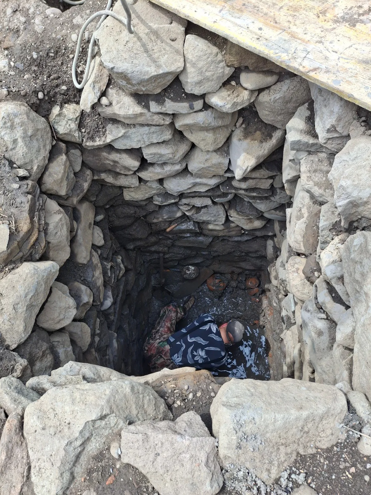 Descoperiri Arheologice Remarcabile la Călugăreni: O Cisternă Romană și Artefacte Prețioase O serie de descoperiri arheologice de importanță majoră au fost scoase la lumină în Parcul Arheologic Călugăreni, situat în județul Mureș, conform declarațiilor recente ale arheologului Szilamer Panczel, șeful Secției de Cercetare a Limesului Roman din cadrul Muzeului Județean Mureș