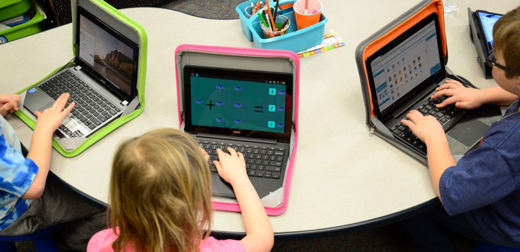 Laptopurile în școli: promisiuni neonorate și rezultate mai slabe Statele Unite au investit peste 30 de miliarde de dolari în laptopuri și tablete pentru elevi, pornind de la un program pilot în Maine