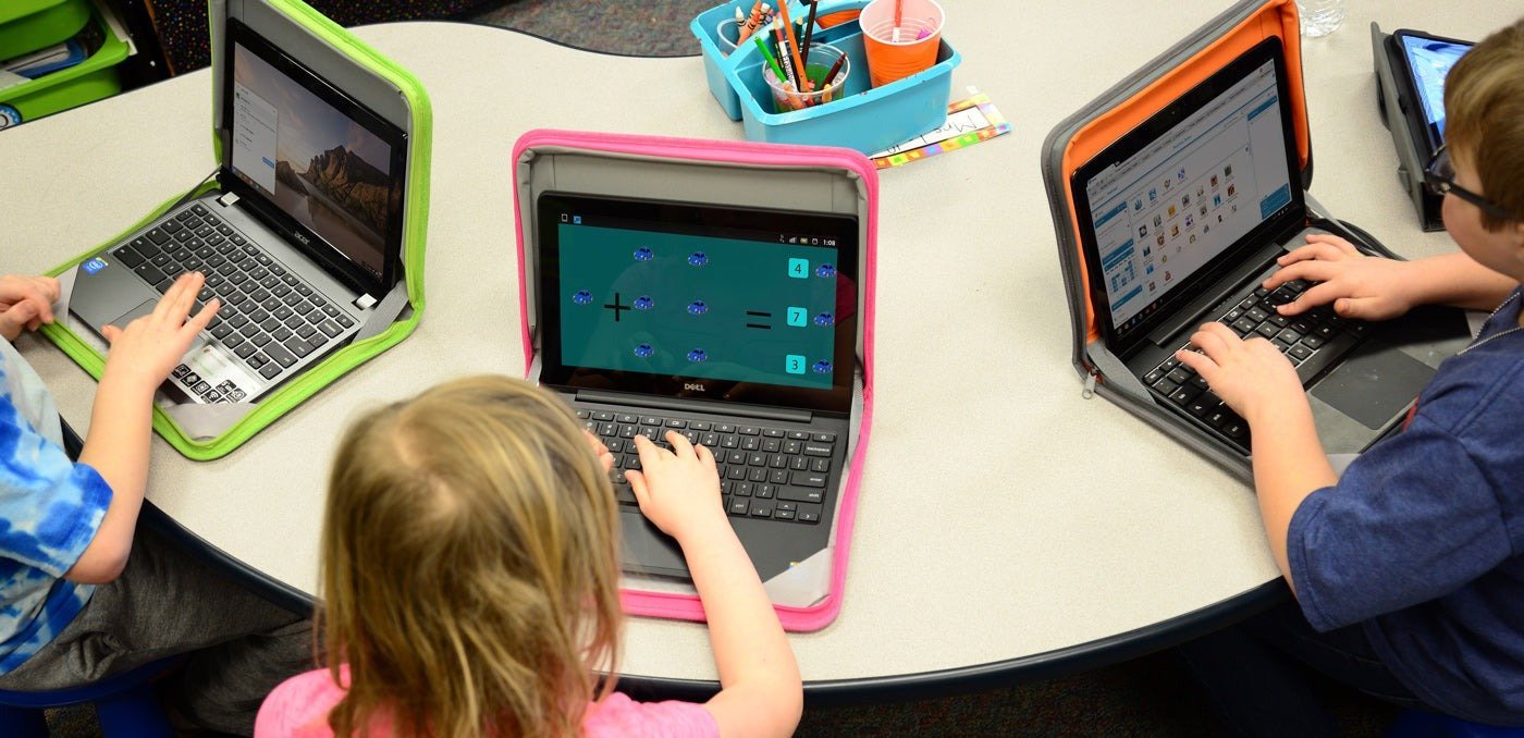 Laptopurile în școli: promisiuni neonorate și rezultate mai slabe Statele Unite au investit peste 30 de miliarde de dolari în laptopuri și tablete pentru elevi, pornind de la un program pilot în Maine