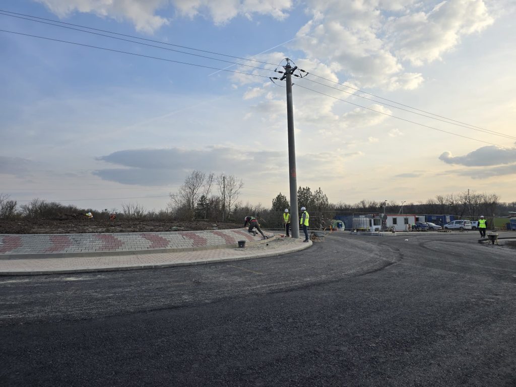 A început asfaltarea pe primul tronson al centurii Brănești Primul strat de asfalt a fost turnat pe primul tronson al centurii Brănești, etapa a doua, potrivit informațiilor transmise de secretarul de stat în Ministerul Transporturilor, Irinel Ionel Scrioșteanu