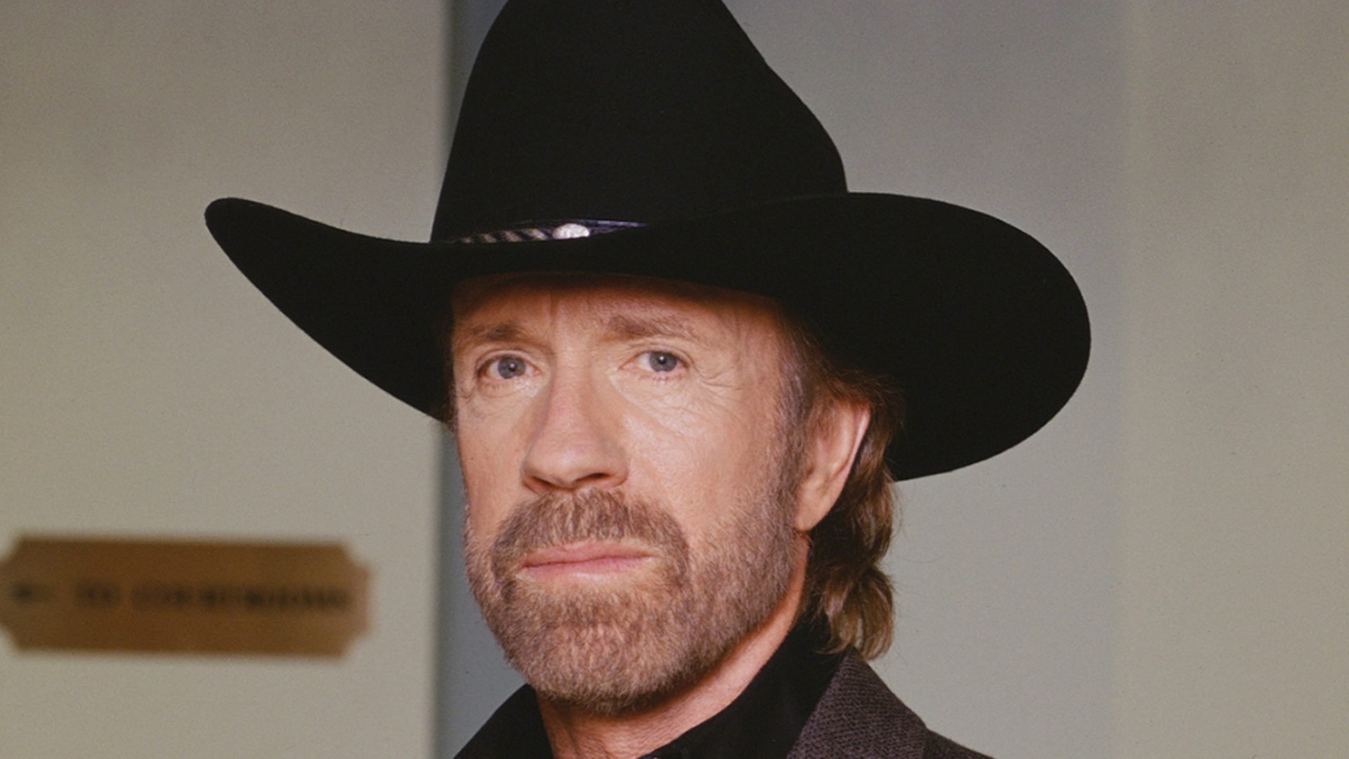 Chuck Norris, internat de urgență în Hawaii București – Actorul american Chuck Norris, cunoscut pentru rolul său în serialul „Walker, Texas Ranger” și pentru numeroasele meme-uri online, a fost internat de urgență într-un spital din Hawaii