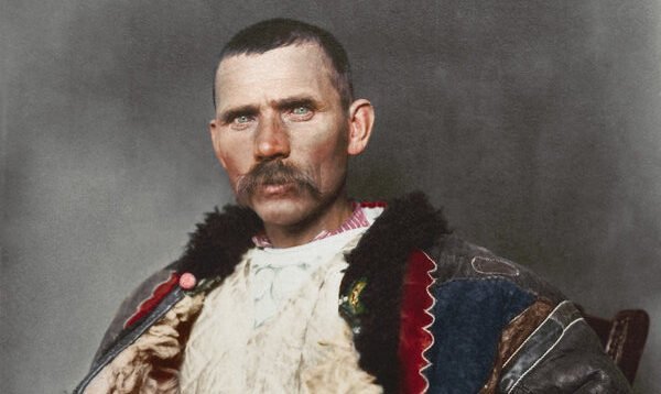 Migrația din Transilvania: O Cronică a Speranței și a Dificultăților în America La începutul secolului al XX-lea, mii de locuitori din Transilvania, împinși de sărăcie și de dorința unei vieți mai bune, au ales să traverseze oceanul, îndreptându-se spre „Lumea Nouă”