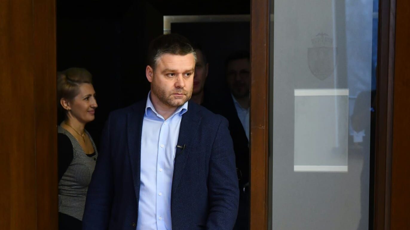 Primăria Capitalei reduce 400 de posturi prin comasări și concedieri Primarul General al Capitalei, Ciprian Ciucu, a anunțat o restructurare majoră în cadrul Primăriei, ce vizează comasarea a zece instituții subordonate în două noi direcții