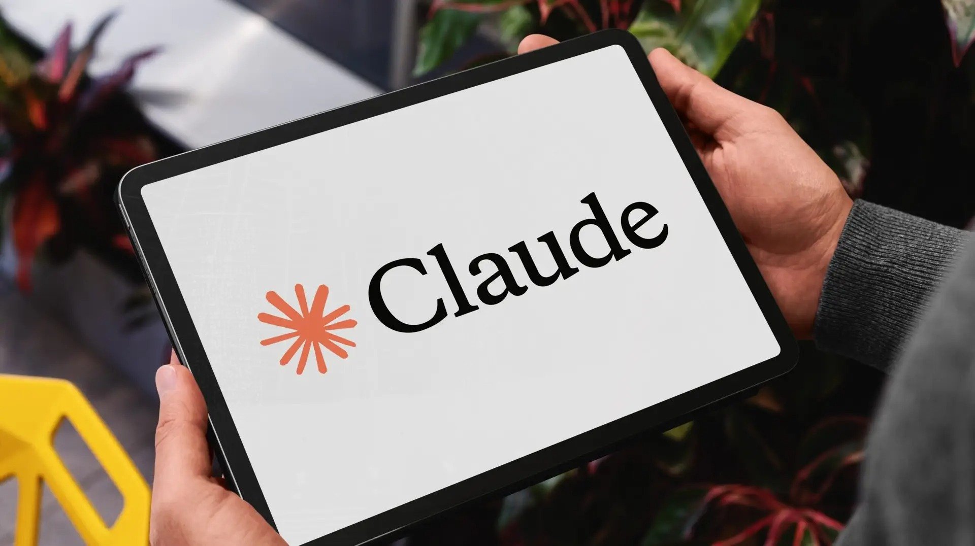 Claude, asistentul AI de la Anthropic, poate controla calculatorul utilizatorului Noua funcționalitate permite modelului lingvistic să acceseze fișiere, să navigheze pe internet și să utilizeze aplicații pentru dezvoltare software