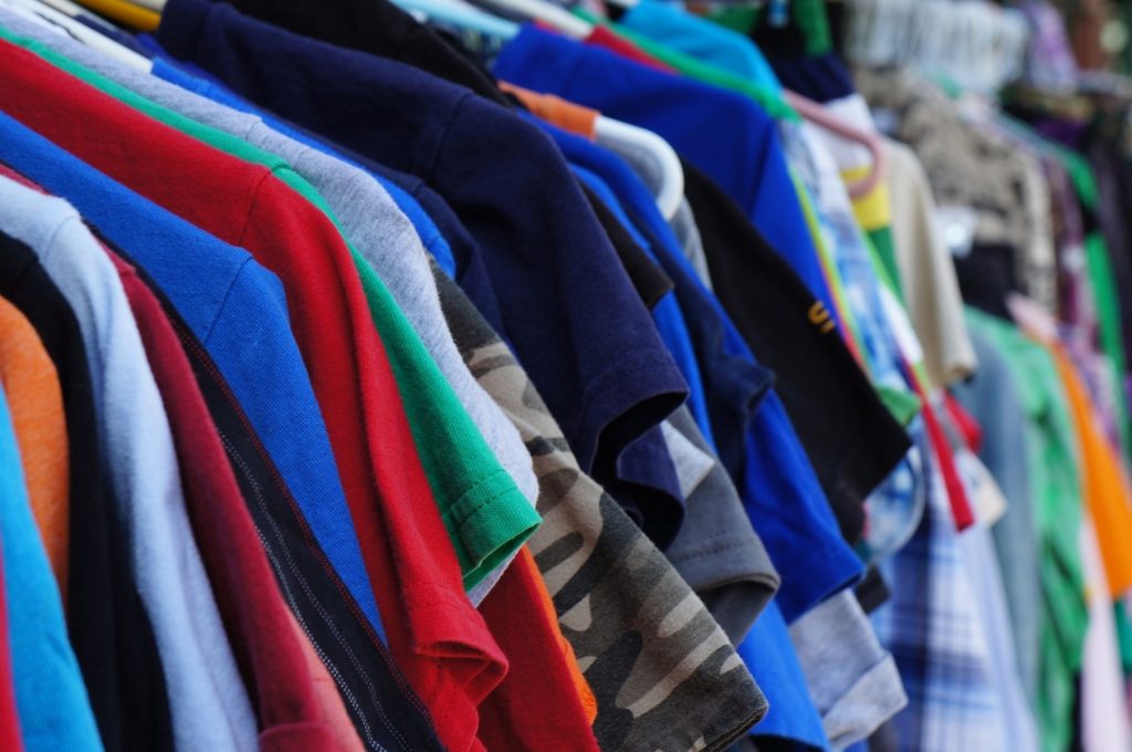 Noi reguli pentru importul de haine second-hand: România nu mai vrea să fie groapa de gunoi a Europei Ministerul Mediului, condus de Diana Buzoianu, a publicat spre dezbatere publică un proiect de ordonanță de urgență care vizează înăsprirea condițiilor de import pentru produsele second-hand