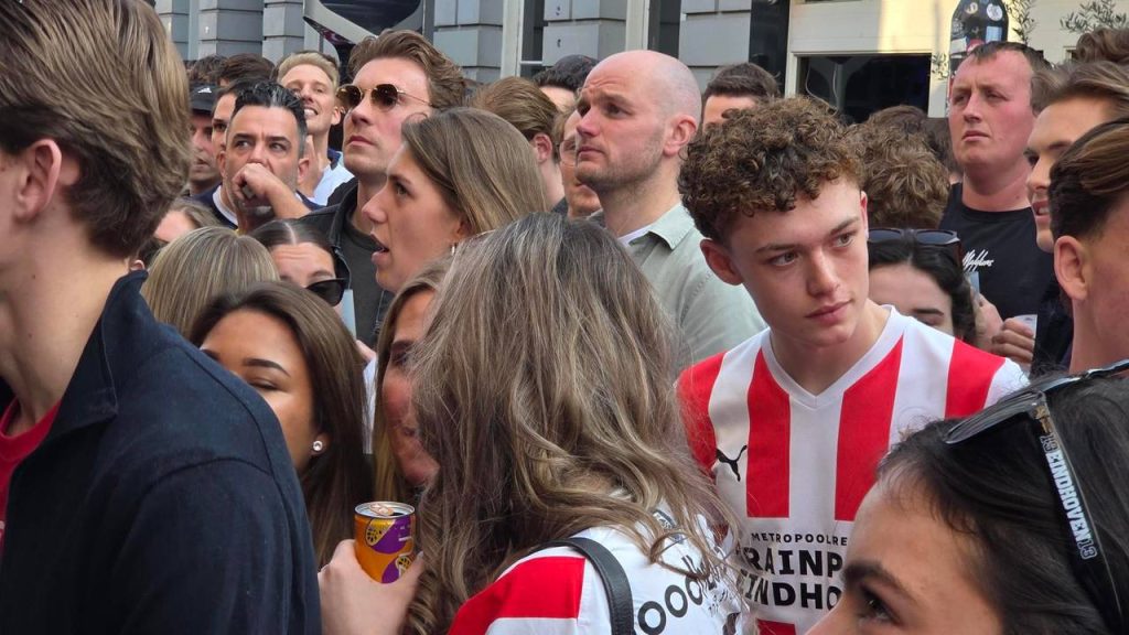 PSV Eindhoven amână sărbătoarea titlului după egalul lui Feyenoord Eindhoven, Olanda – Atmosfera de pe Stratumseind, cunoscutul bulevard din Eindhoven, s-a schimbat brusc de la euforie la dezamăgire sâmbătă după-amiază