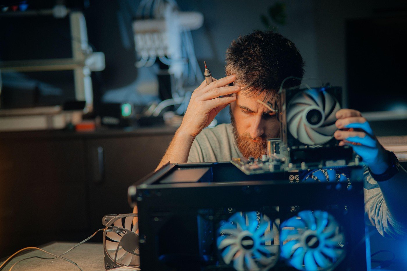 Componentele PC second-hand: ce merită cumpărat și ce nu Nu toate piesele unui calculator sunt create la fel, iar achiziționarea componentelor second-hand poate părea o modalitate de a economisi bani