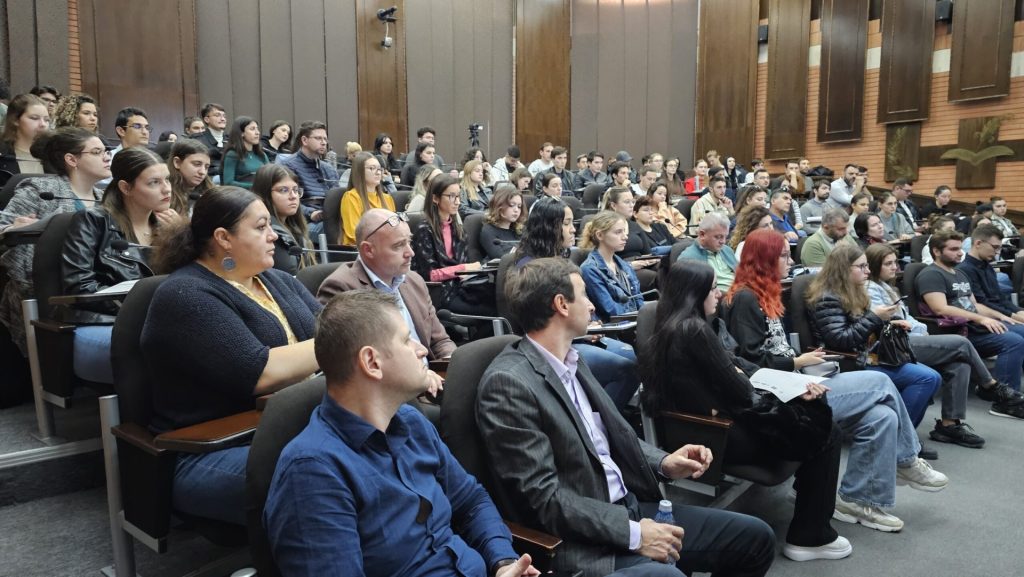 Tinerii români, sub media europeană la cunoștințele de limbi străine Un procent îngrijorător de scăzut al tinerilor români cu vârste între 18 și 24 de ani posedă cunoștințe de cel puțin o limbă străină