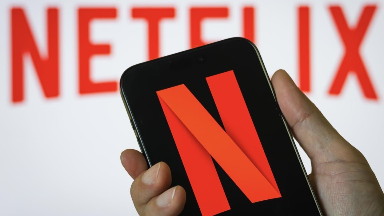Unde găsești pe Netflix serialele cu adevărat populare Platforma de streaming Netflix pune la dispoziția utilizatorilor diverse metode pentru a identifica producțiile cu cel mai mare succes