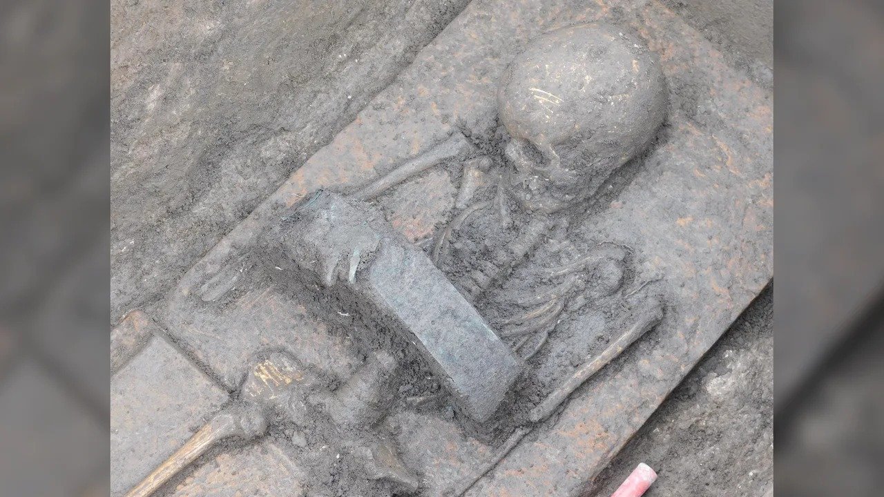 Copii războinici: Misterul mormintelor samnite din Italia Arheologii au descoperit recent în Italia, la Pontecagnano, mormintele a doi copii îngropați cu centuri de bronz, un detaliu neobișnuit care contrazice tiparele funerare samnite cunoscute