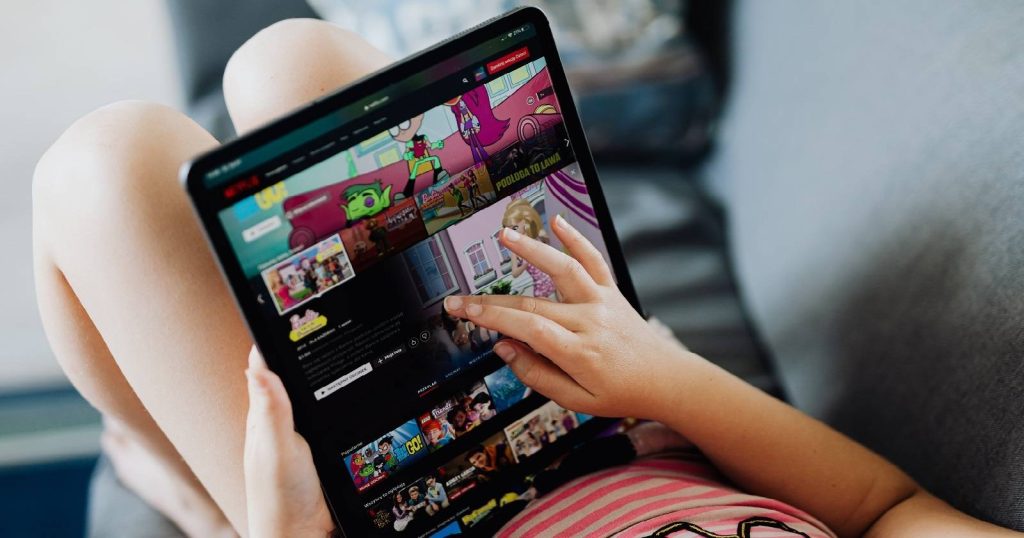 Asigură-ți siguranța copiilor pe platformele de streaming: Ghid practic pentru părinți În era digitală, platformele de streaming au devenit un mijloc important de divertisment pentru copii