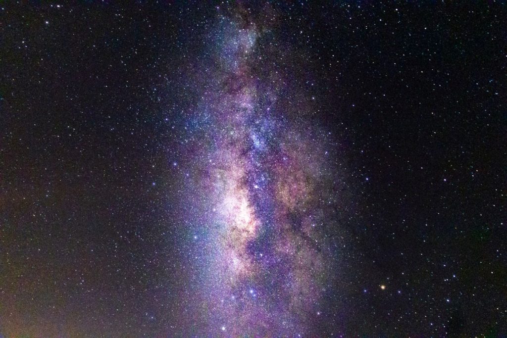 Universul, un loc cu miros de zmeură și potențial de viață Misterele spațiului cosmic continuă să fascineze oamenii de știință, iar cele mai recente descoperiri aduc la iveală aspecte surprinzătoare ale galaxiei noastre