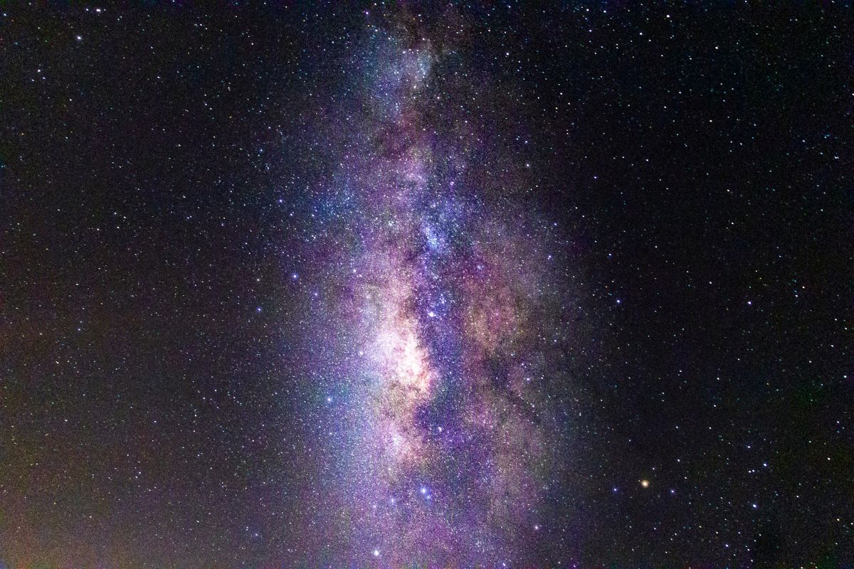 Universul, un loc cu miros de zmeură și potențial de viață Misterele spațiului cosmic continuă să fascineze oamenii de știință, iar cele mai recente descoperiri aduc la iveală aspecte surprinzătoare ale galaxiei noastre