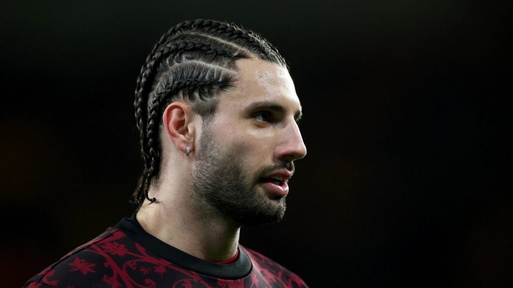 Szoboszlai surprinde cu un nou look: fotbalistul lui Liverpool, transformare capilară la meciul cu Wolves Dominik Szoboszlai, mijlocașul echipei Liverpool, a debutat cu o schimbare radicală de look la meciul din Premier League împotriva celor de la Wolves