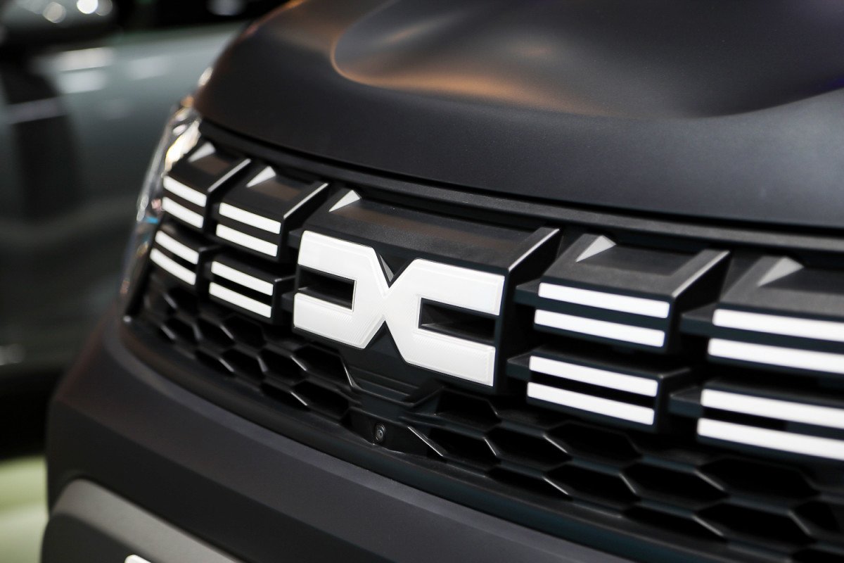 David Durand și noua identitate vizuală Dacia: „esențialul e cool” Designerul francez David Durand a modelat imaginea Dacia din ultimii ani, oferind brandului o identitate vizuală distinctă, concentrată pe simplitate și funcționalitate