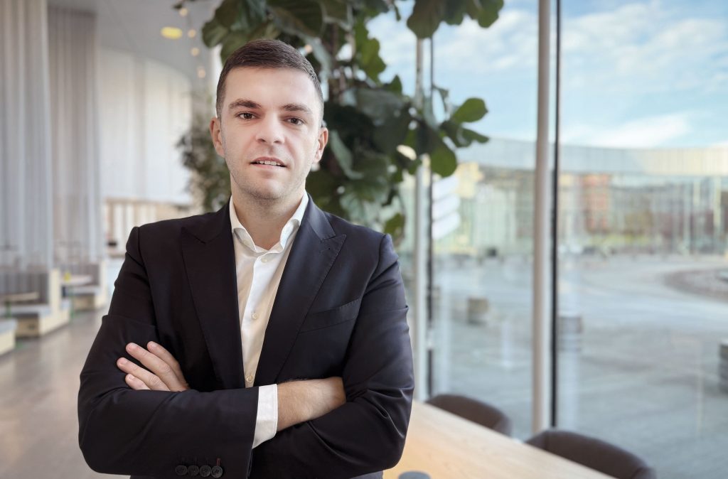 Daniel Tudose, 37 ani, Country Manager Ericsson: De la Londra la București 
Sau
Ericsson România: Daniel Tudose, noul Country Manager, un traseu global
