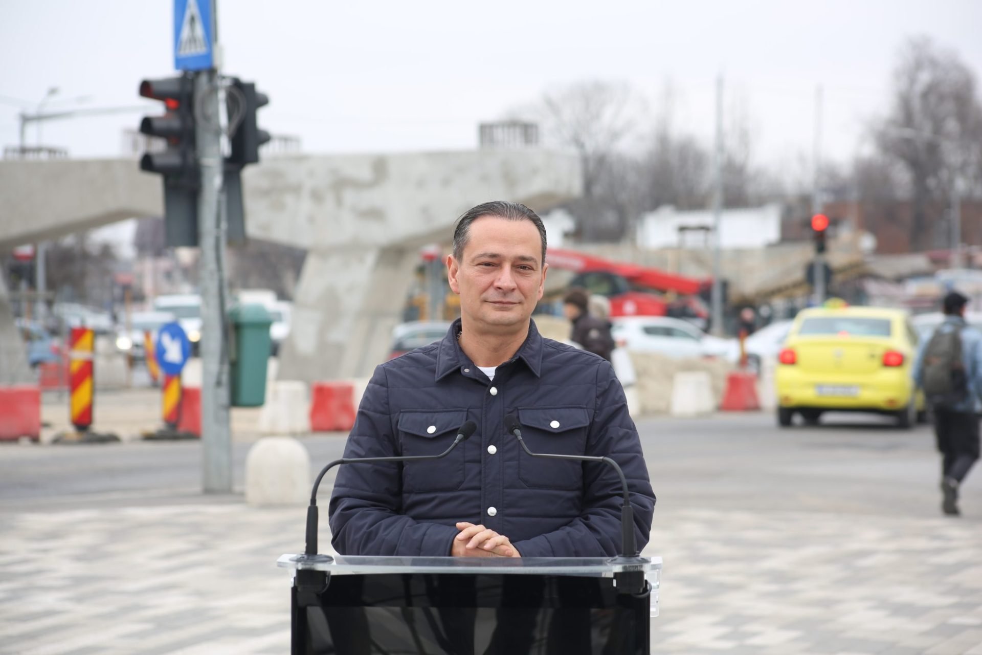Pasajul Apărătorii Patriei: Lucrările continuă, dar legalitatea este contestată Primăria Sectorului 4 a anunțat sâmbătă începerea montării tablierului metalic al pasajului rutier de la Apărătorii Patriei