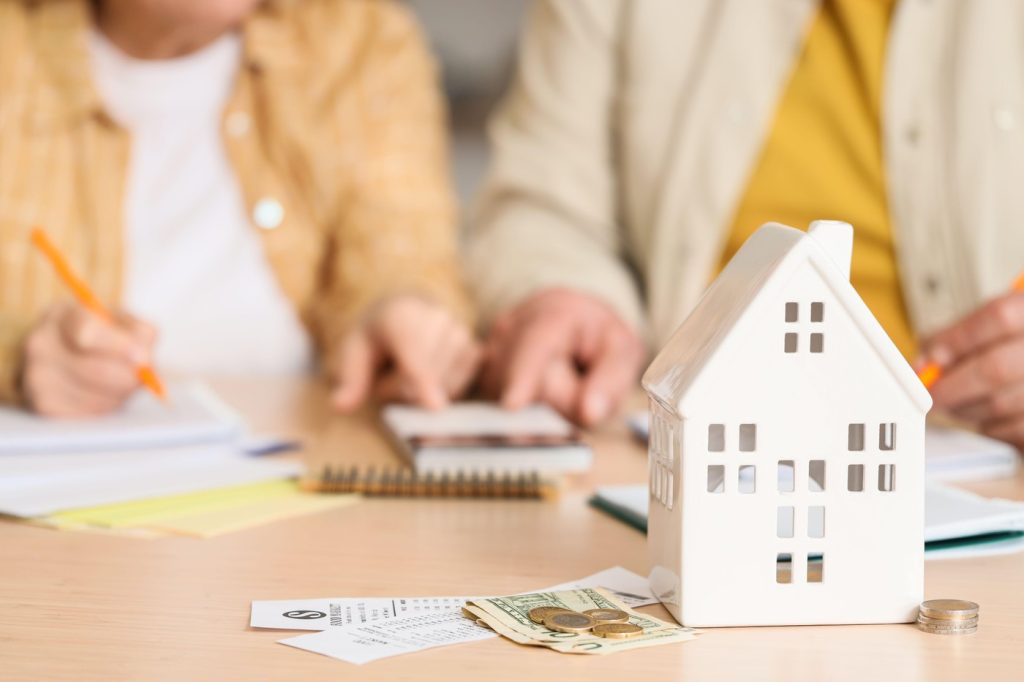 Cumpărătorii de locuințe, vulnerabili în fața insolvenței dezvoltatorilor Legislația actuală oferă puține soluții eficiente pentru cei care au plătit avansuri sau chiar întreaga sumă pentru un imobil aflat în construcție, în cazul în care dezvoltatorul intră în insolvență, potrivit avocatnet.ro