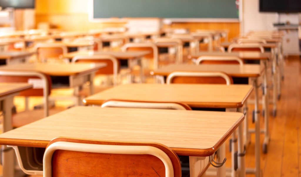 Profesor de la o școală specială din capitală, anchetat pentru comportament agresiv O anchetă amplă a fost deschisă la Școala Profesională Specială „Sfântul Nicolae” din Sectorul 4 al Capitalei, după ce mai mulți părinți au reclamat comportamentul agresiv al unui profesor față de elevi cu nevoi speciale