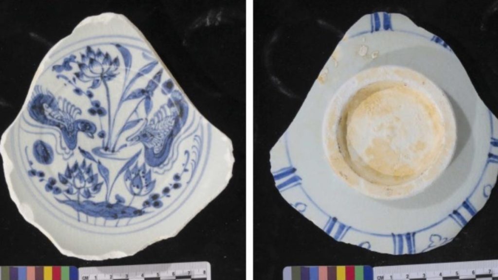 Un transport impresionant de porțelan medieval, scos la lumină după secole O epavă descoperită în largul coastelor Singapore-ului a dezvăluit o încărcătură impresionantă de porțelan chinezesc din secolul al XIV-lea, oferind o perspectivă valoroasă asupra comerțului maritim din perioada medievală