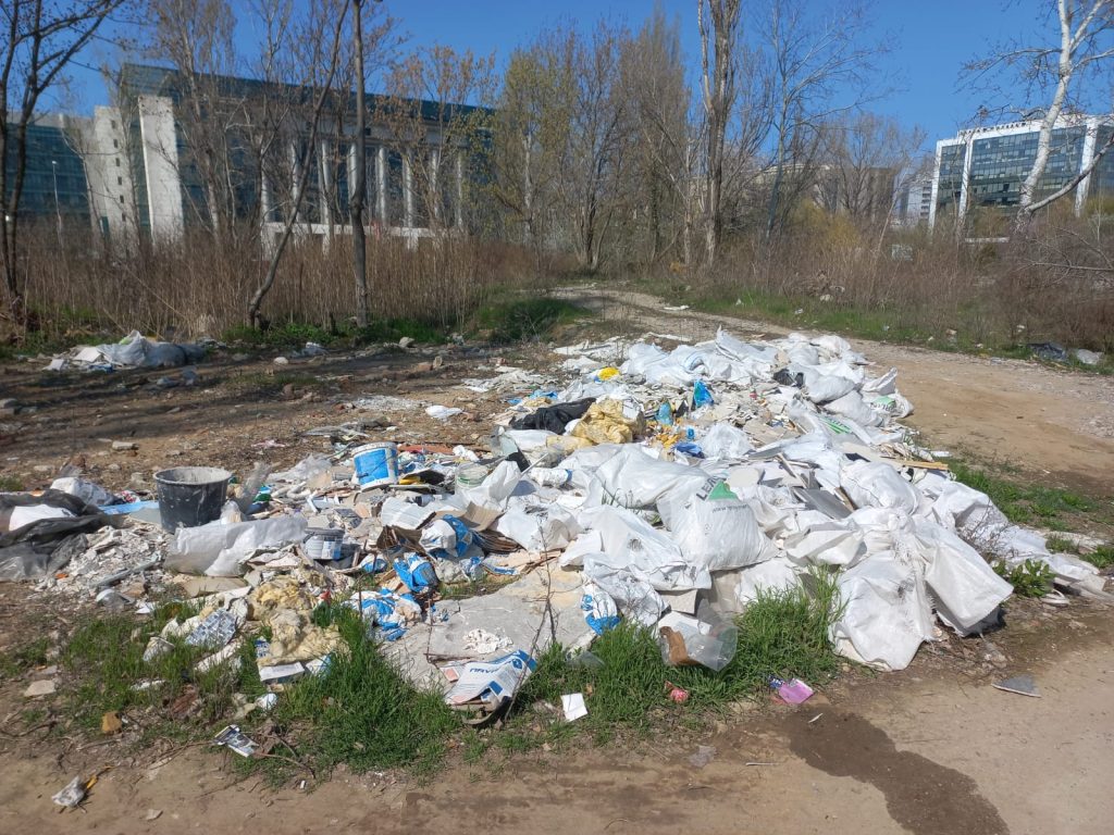 Importul de bunuri second-hand, sub lupă: Ministerul Mediului propune reglementări stricte Ministerul Mediului, Apelor și Pădurilor a lansat în dezbatere publică un proiect de ordonanță de urgență care urmărește să impună reguli mai stricte pentru importul de produse second-hand