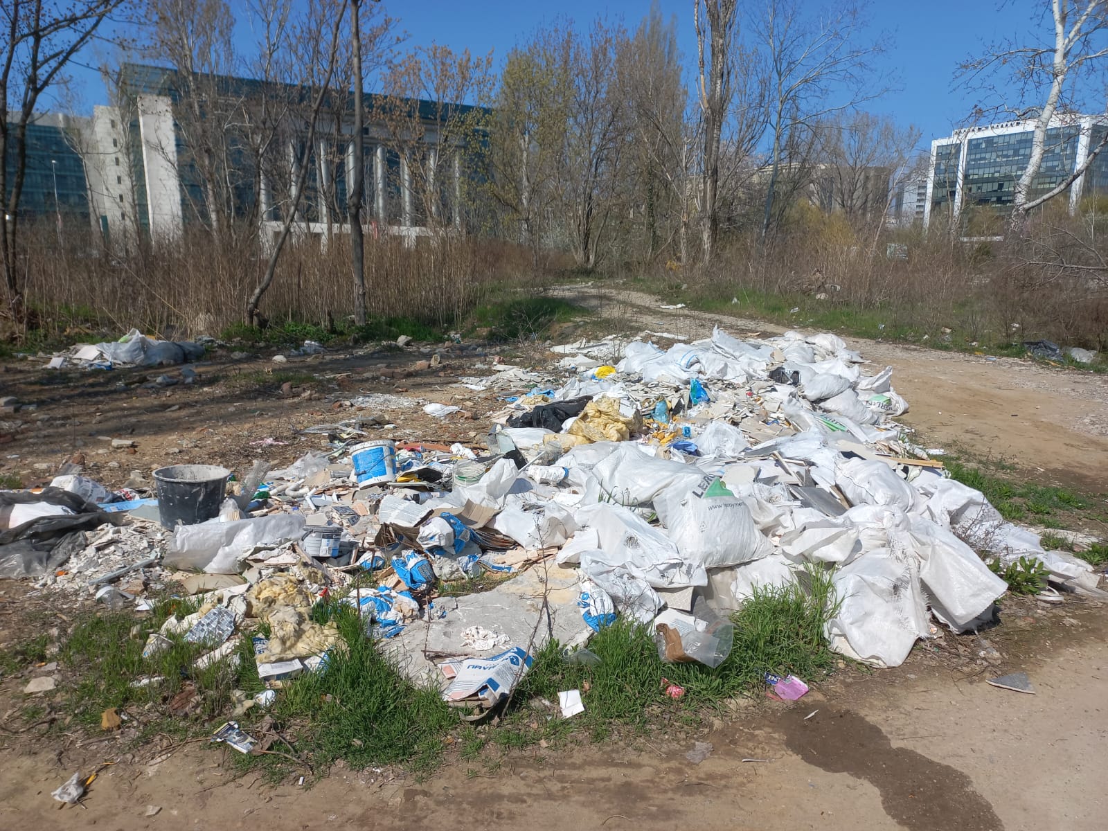 Importul de bunuri second-hand, sub lupă: Ministerul Mediului propune reglementări stricte Ministerul Mediului, Apelor și Pădurilor a lansat în dezbatere publică un proiect de ordonanță de urgență care urmărește să impună reguli mai stricte pentru importul de produse second-hand