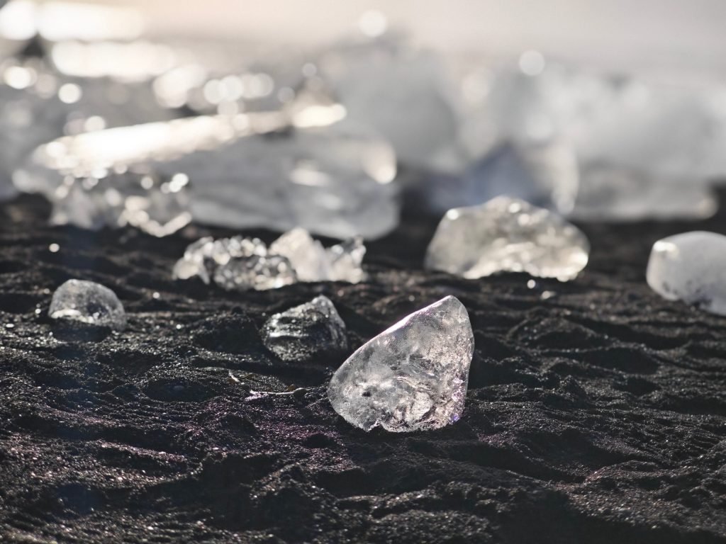 Oamenii de știință chinezi au creat în laborator un diamant mai dur decât cel natural O echipă de cercetători a reușit să reproducă în laborator condițiile extreme necesare pentru formarea unui tip special de diamant, cu o duritate potențial superioară celui clasic