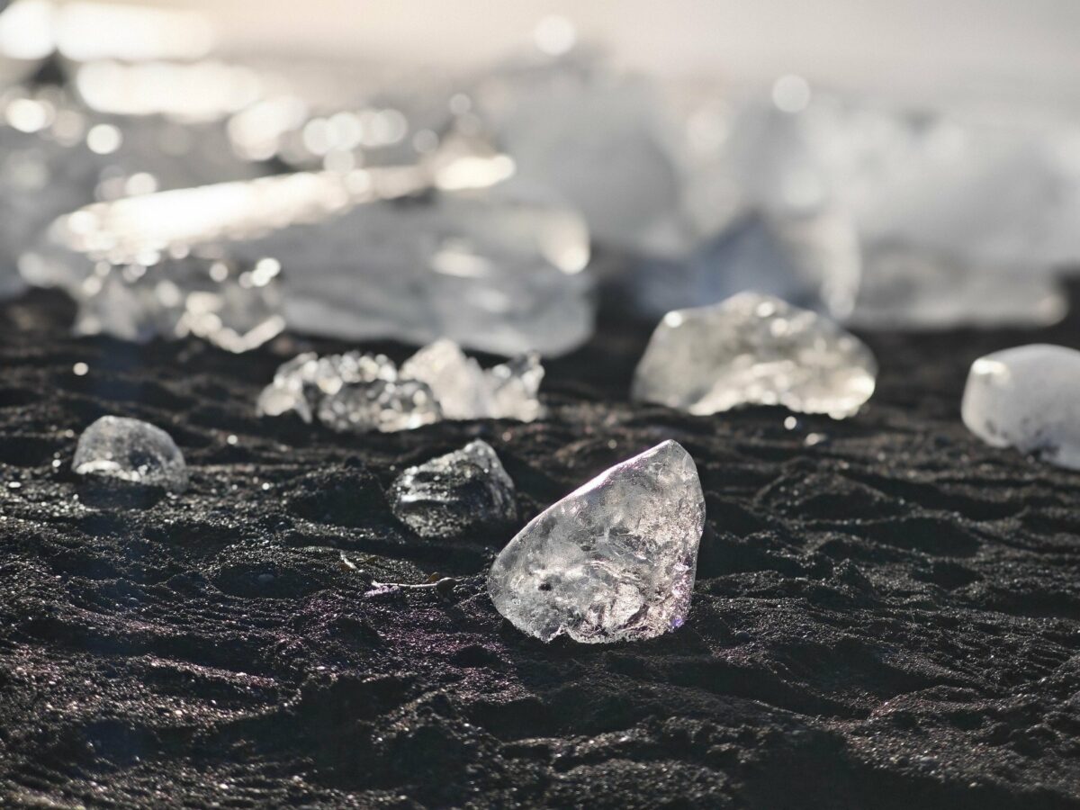 Diamantul hexagonal, mai dur decât diamantul clasic, confirmat de cercetătorii chinezi O echipă de cercetători chinezi a reușit să obțină probe pure din mineralul lonsdaleit, cunoscut și sub numele de diamant hexagonal, și a demonstrat că acesta este mai dur decât diamantul cubic, materialul considerat cel mai rezistent natural de pe Pământ