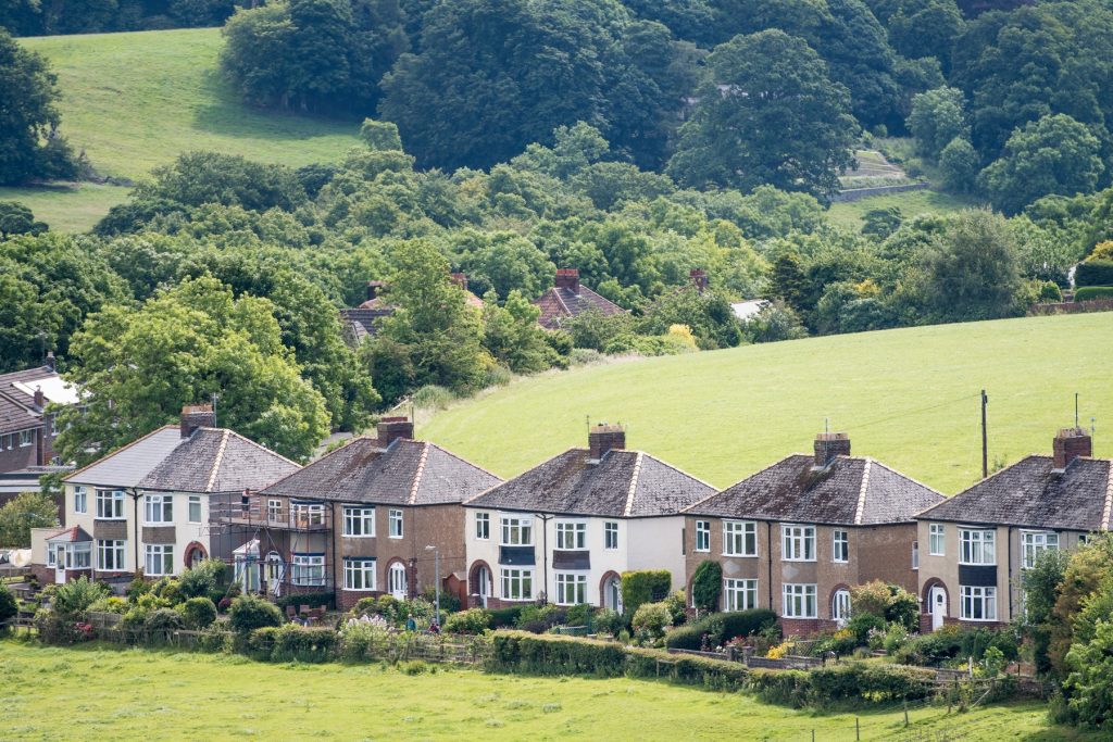 Conflicte Vecinale: Cât de Aproape Poate Construi Vecinul Tău? Problemele legate de construcțiile realizate în apropierea proprietăților vecine sunt frecvente în România, generând dispute și tensiuni între locuitori