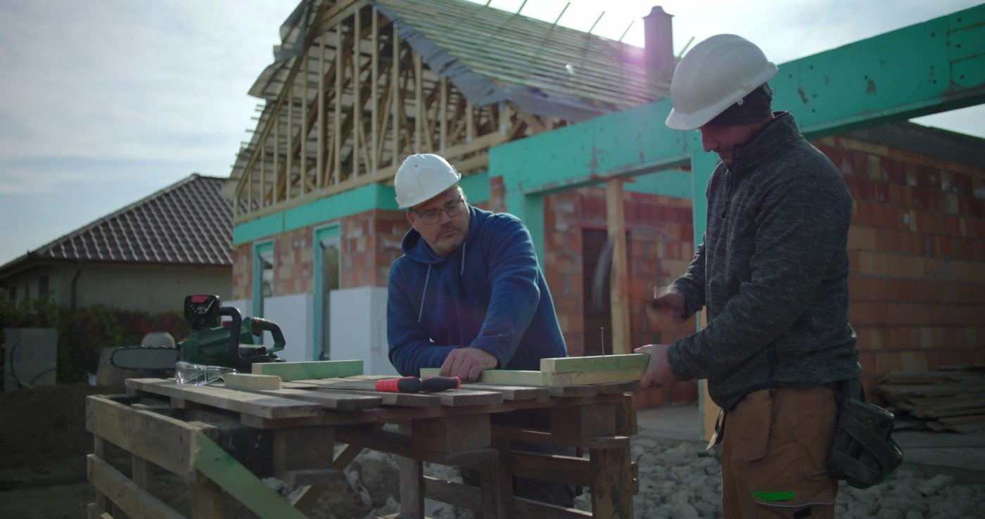 Ferestrele și balcoanele: Ce distanță trebuie să respecți față de vecini Apropierea locuinței tale de proprietatea vecinului este un aspect reglementat de legislația românească, care stabilește reguli clare privind distanța minimă pentru ferestre și balcoane