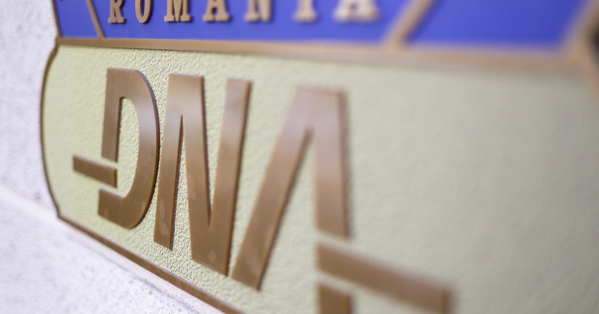 Doi foști șefi din Vama Constanța, reținuți de DNA pentru luare de mită București – Doi foști șefi ai Vămilor din Portul Constanța au fost reținuți de procurorii DNA, fiind acuzați de luare de mită